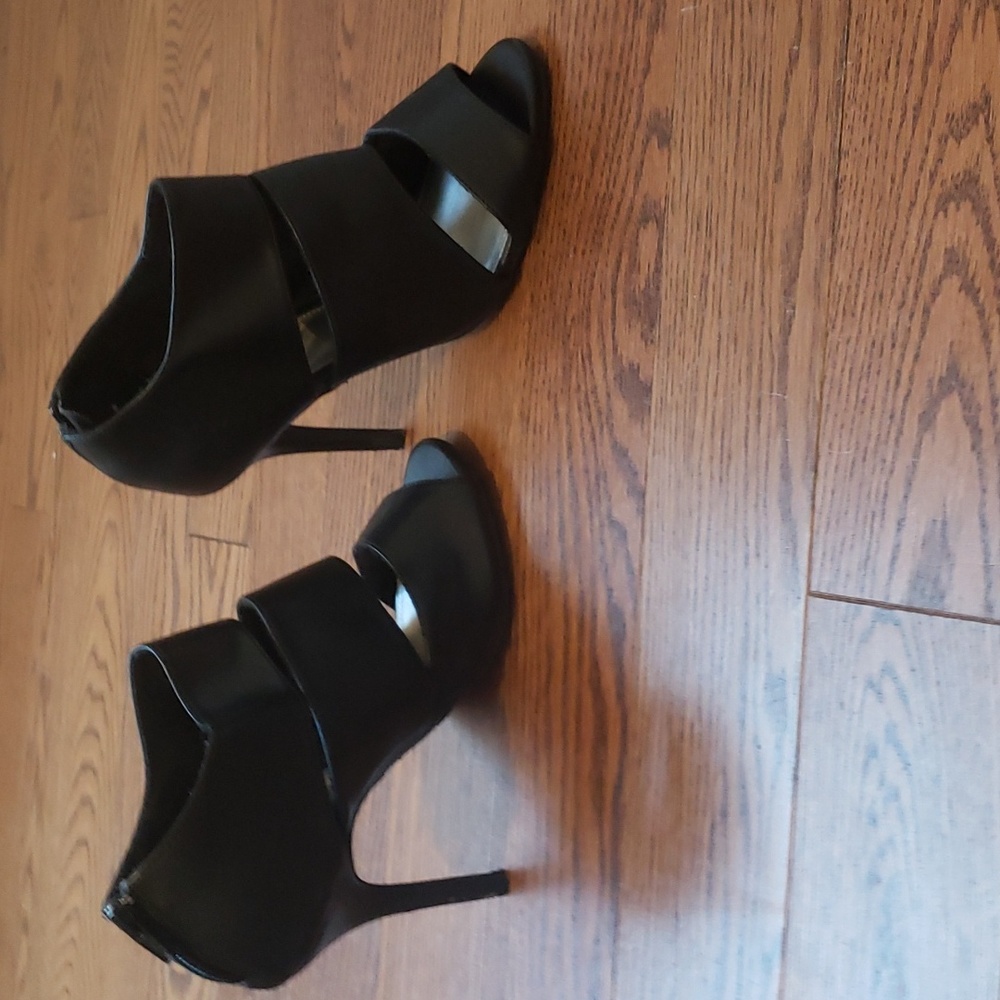 Fioni Black Heels